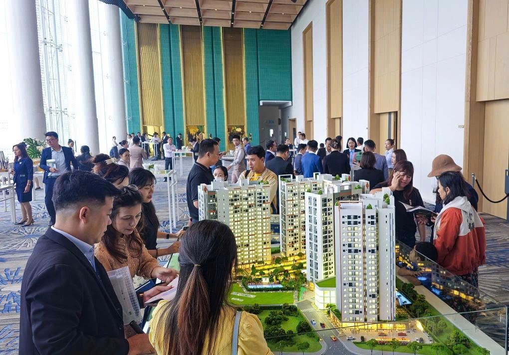Người mua tiềm năng đến tham quan một dự án căn hộ đang xây dựng tại Long An.